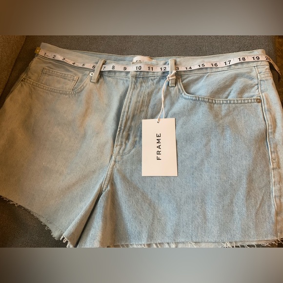 New with tag Frame Denim Mid Rise Le Bridgette Two Tone Shorts. Retail $198 - Picture 8 of 10